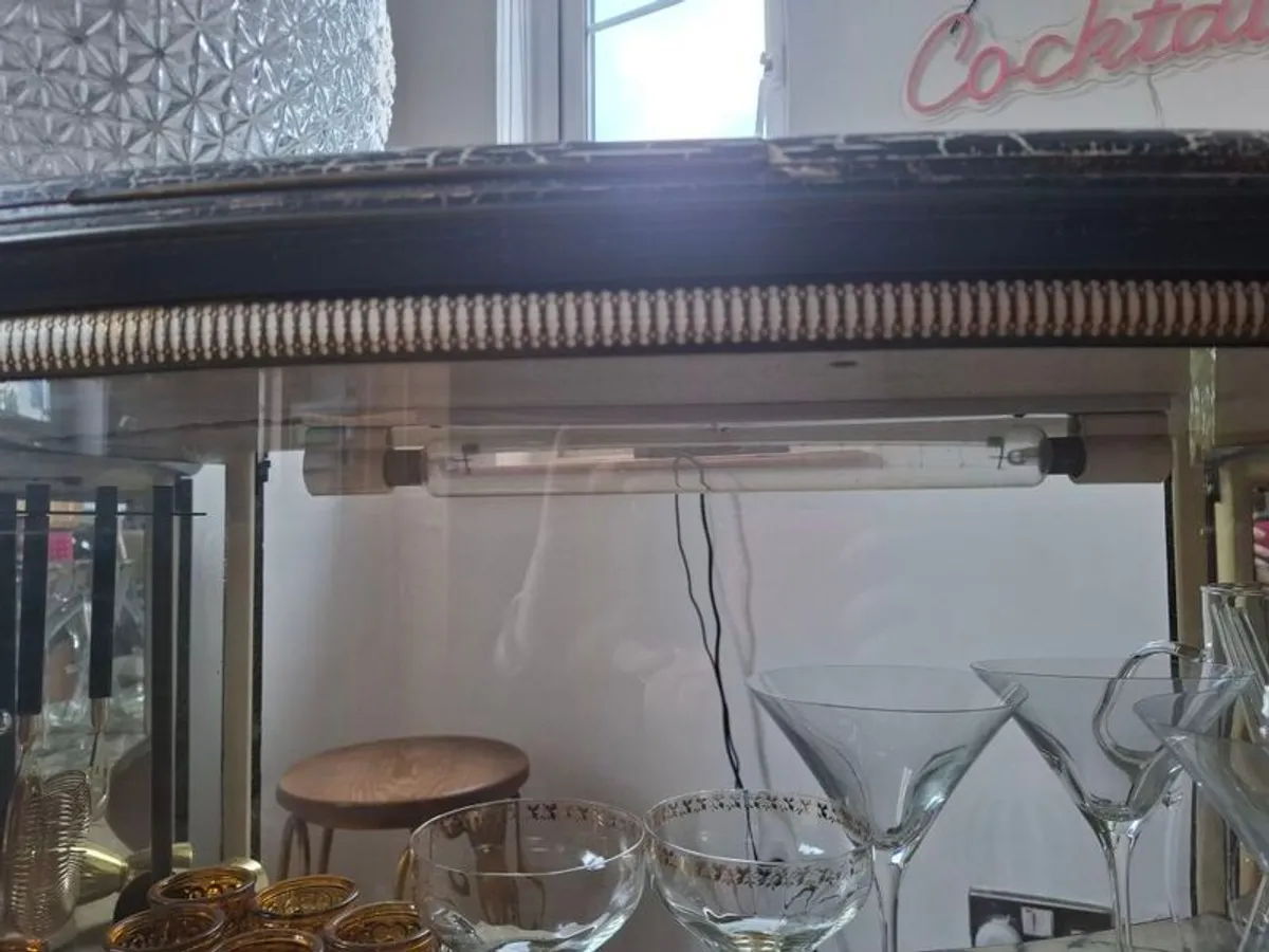 vintage bar with 2 stools - Image 4