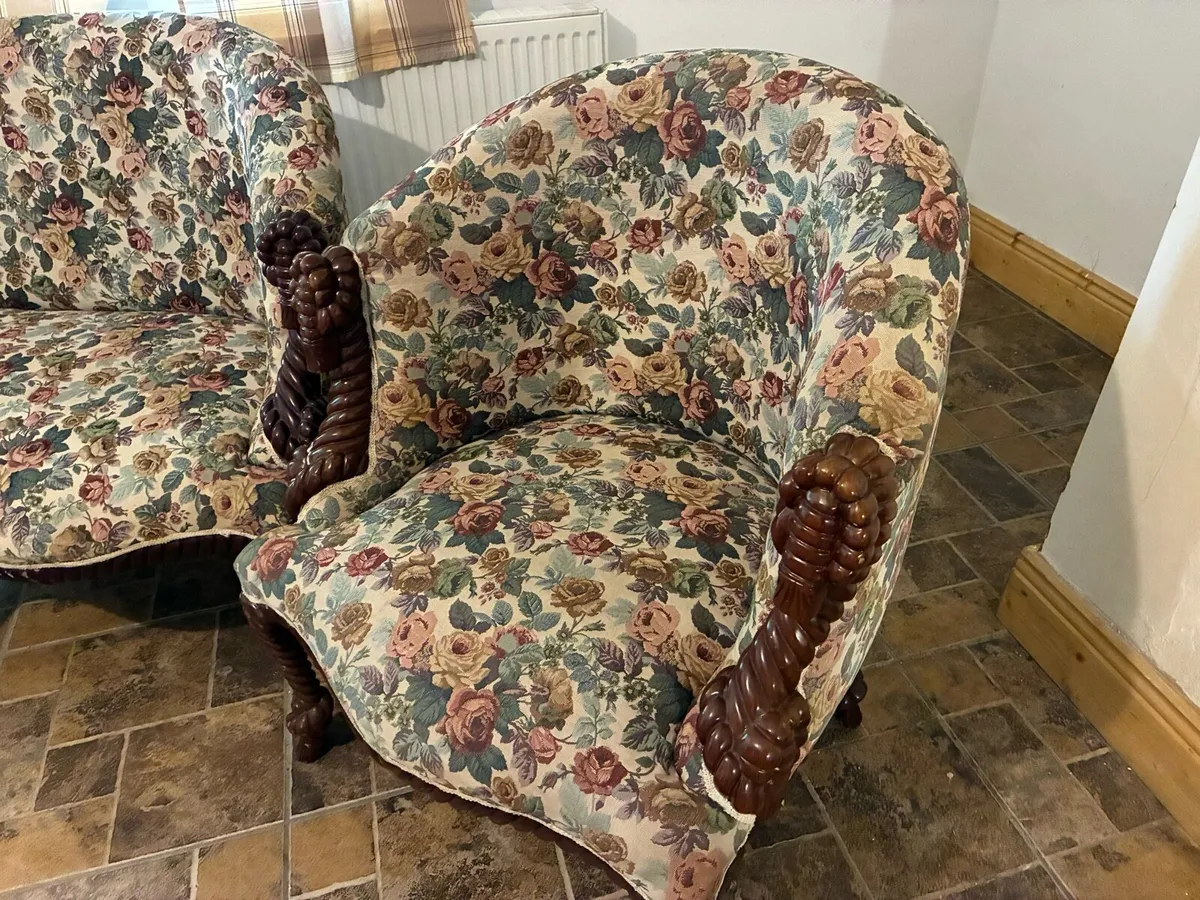 3 seater couch and 2 chairs - Image 2