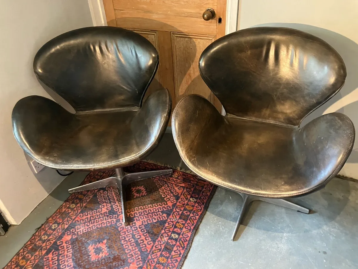 Pair of leather Swan chairs - Image 1