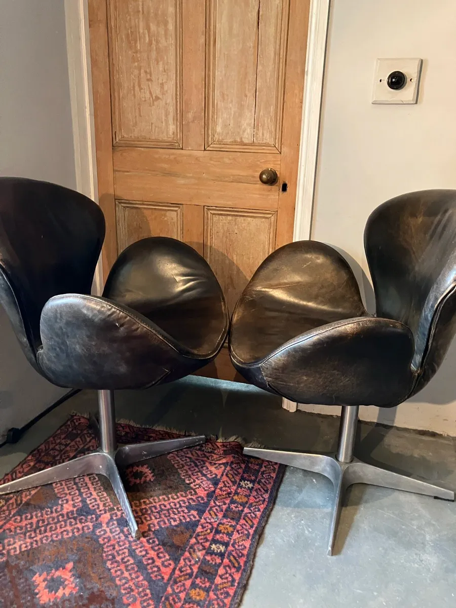 Pair of leather Swan chairs - Image 2