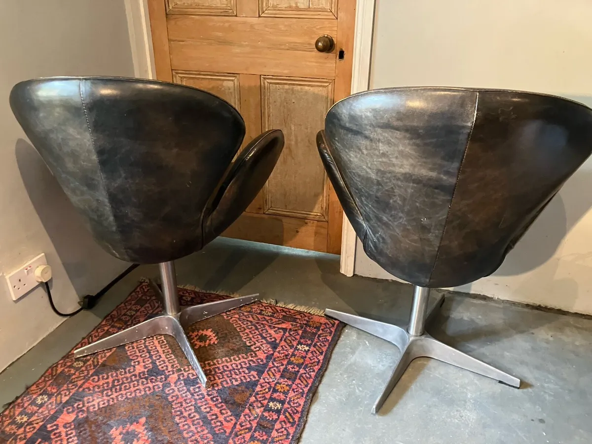 Pair of leather Swan chairs - Image 3
