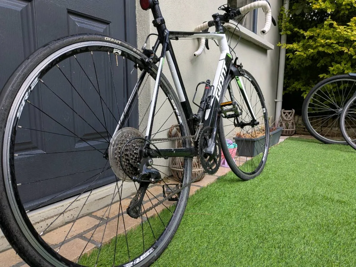 Giant Defy 2015 Road Bike - Image 2