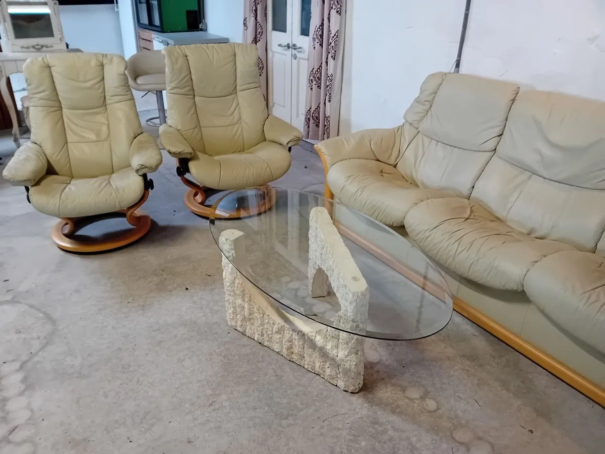 Leather couch three piece suite - Image 1