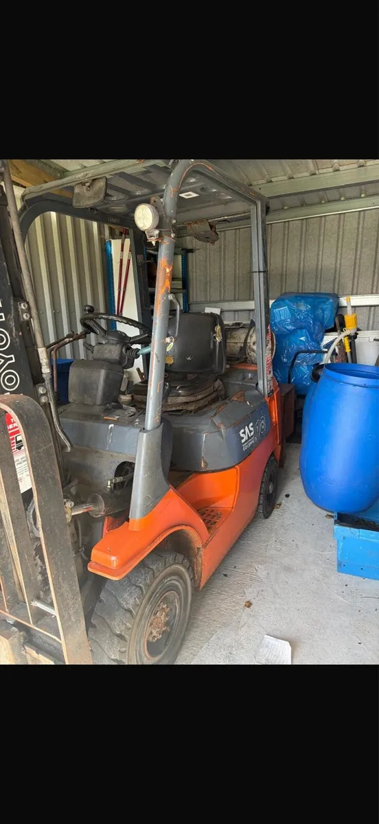 Toyota gas forklift - Image 1