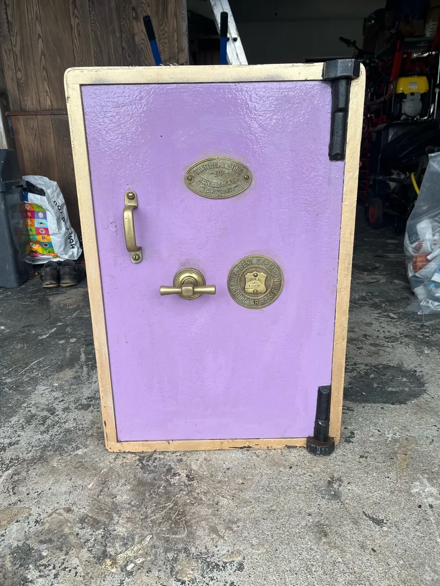 Antique safe - Image 1