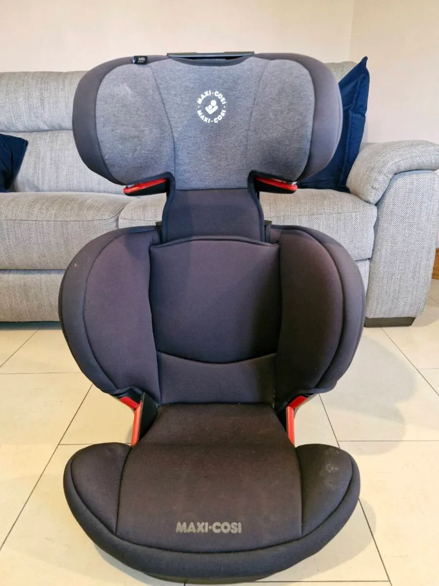 Maxi Cosi Isofix car seat - Image 1
