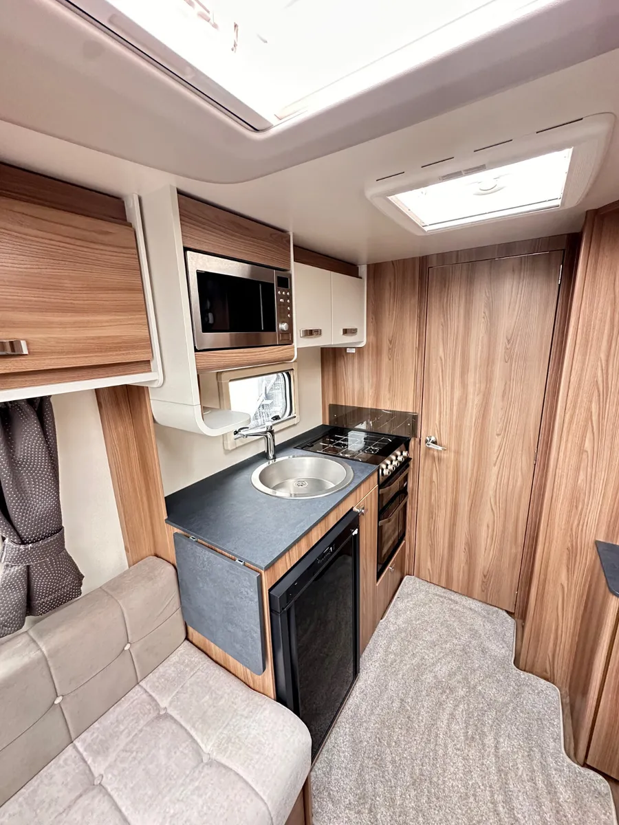 ✨2023 SWIFT ACE GLOBETROTTER 4 BERTH ISLAND BED✨ - Image 4