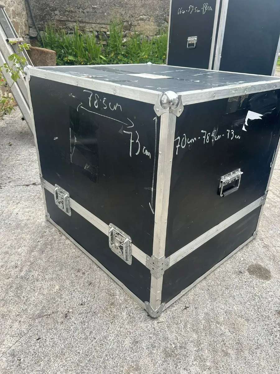 Large flight cases with wheels and handles - Image 4