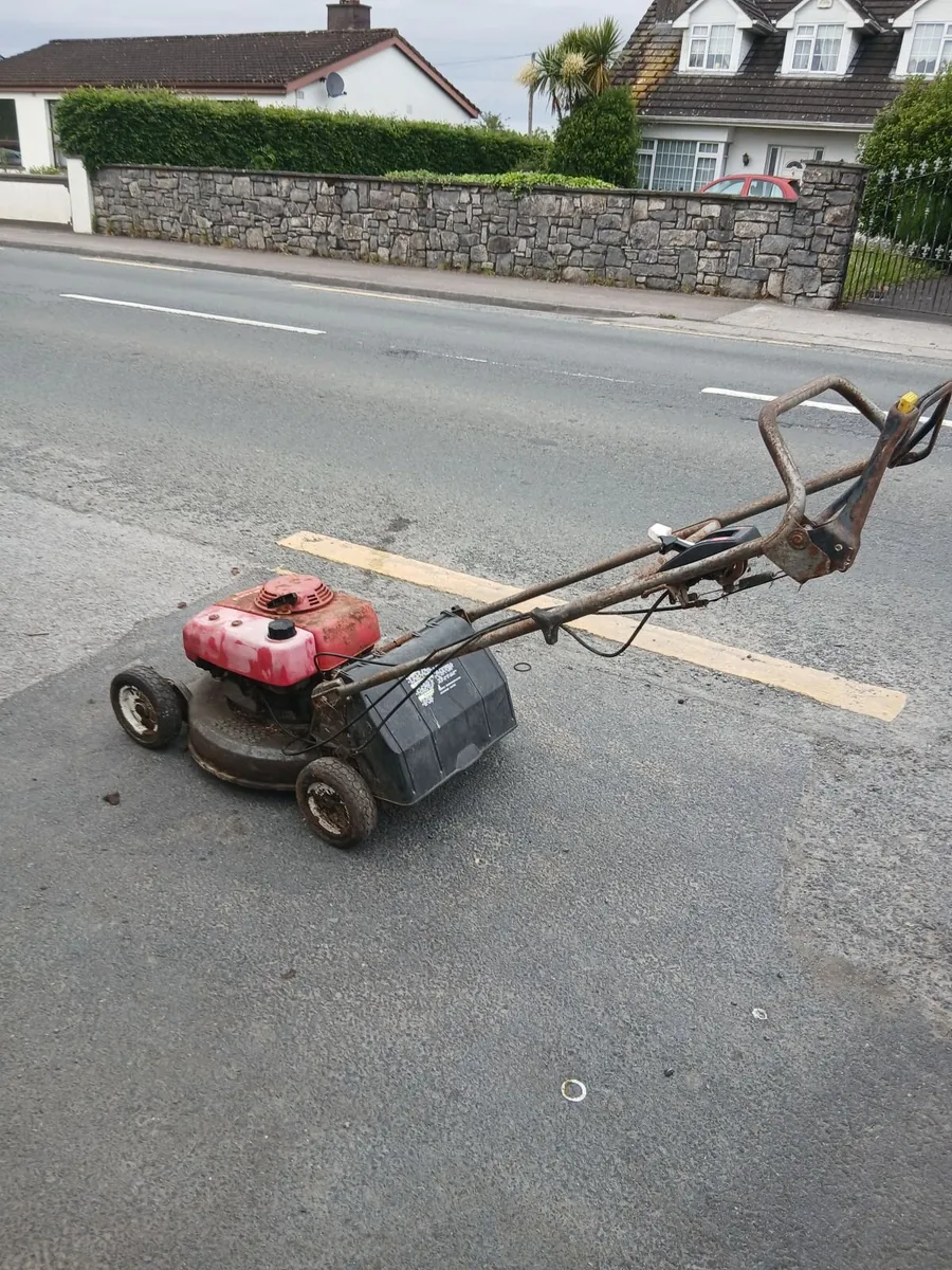 Honda self-drive lawnmower read about add - Image 1