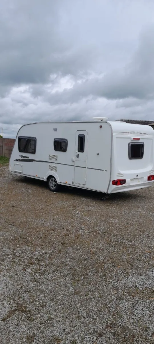 4 BERTH SWIFT FAIRWAY TOURING CARAVAN. - Image 4