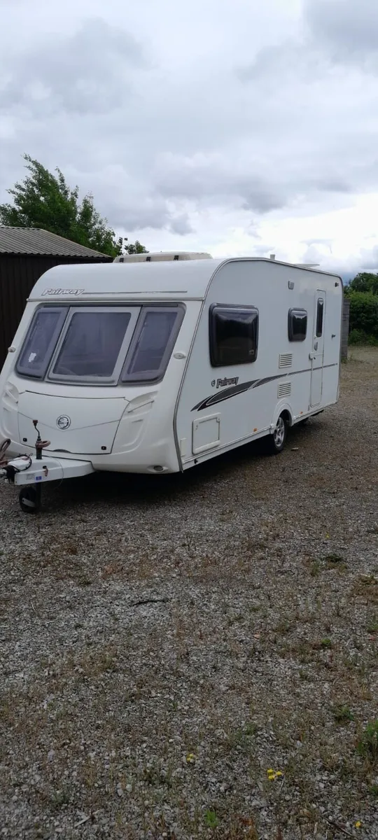4 BERTH SWIFT FAIRWAY TOURING CARAVAN. - Image 1