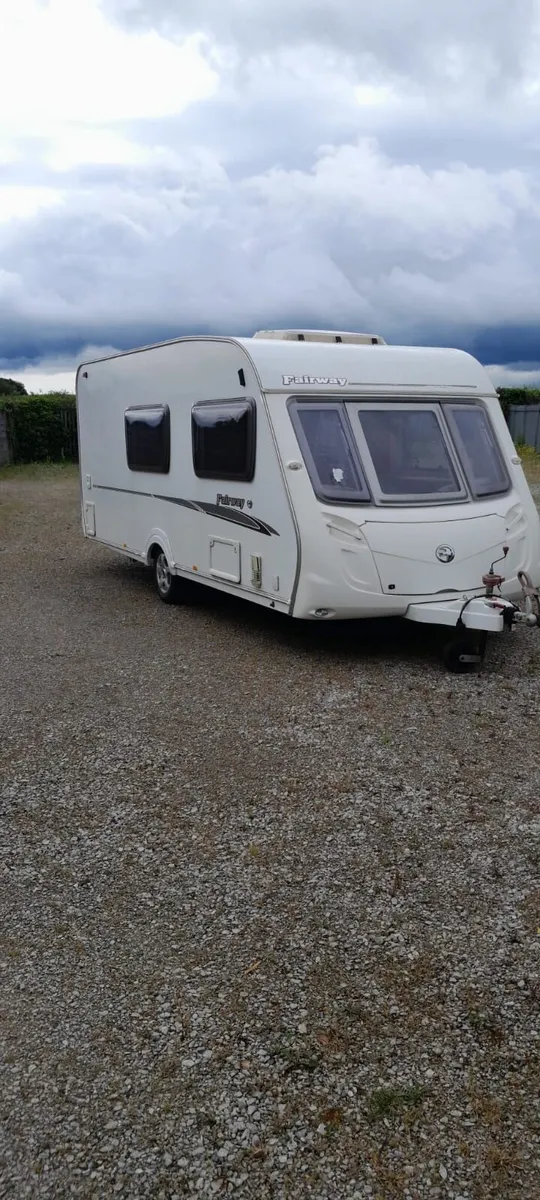4 BERTH SWIFT FAIRWAY TOURING CARAVAN. - Image 2