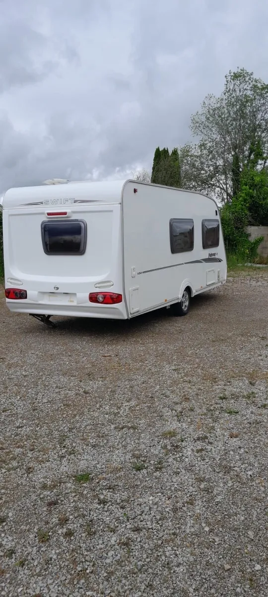4 BERTH SWIFT FAIRWAY TOURING CARAVAN. - Image 3