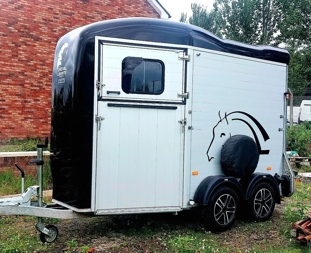 As new 2023 Cheval Liberte Touring 2 horse trailer - Image 4