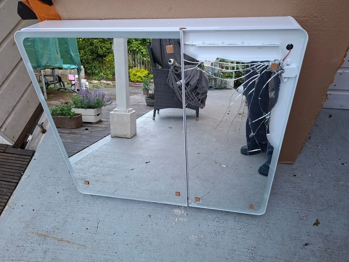 Bathroom mirror cabinet DAMAGED, FREE!!! - Image 2