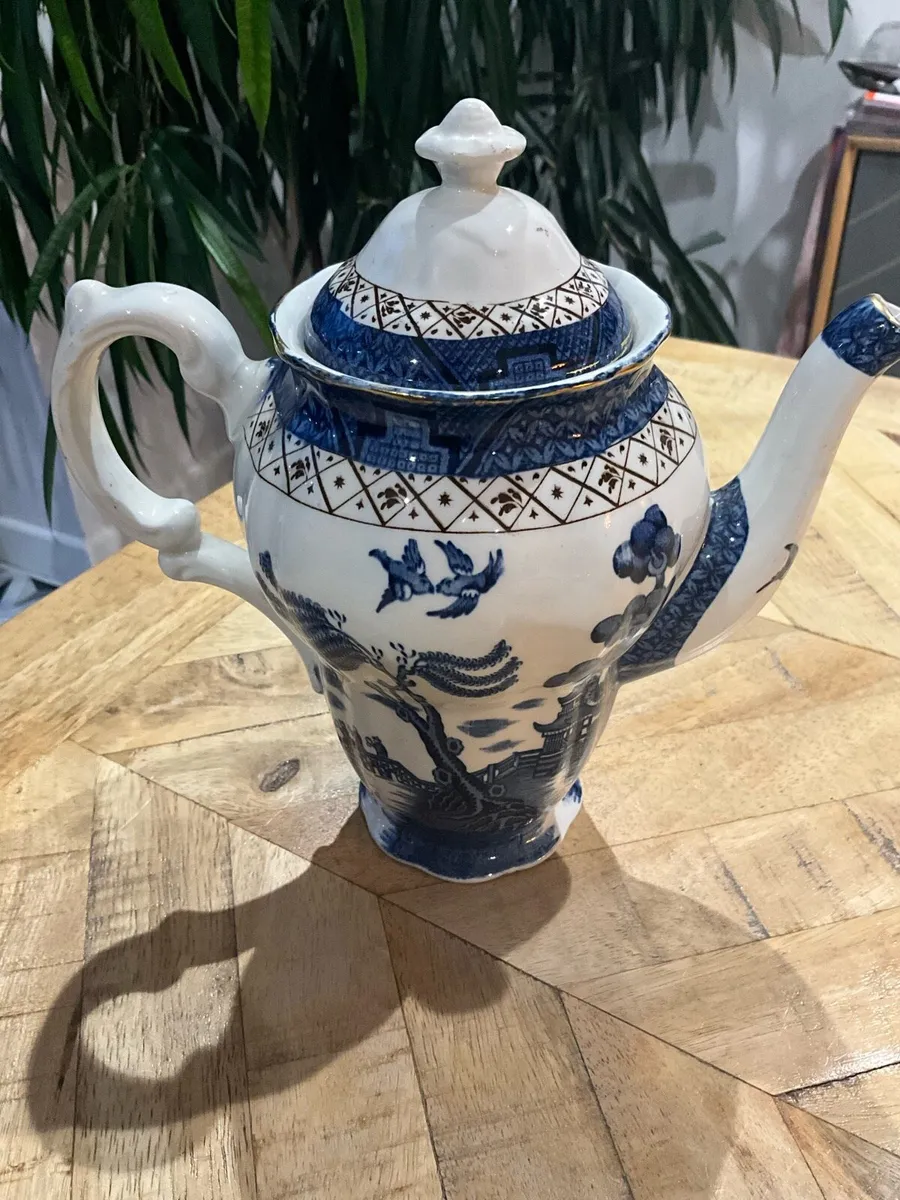 Rare Willow Pattern  Coffee/Teapot. C.1940s - Image 1