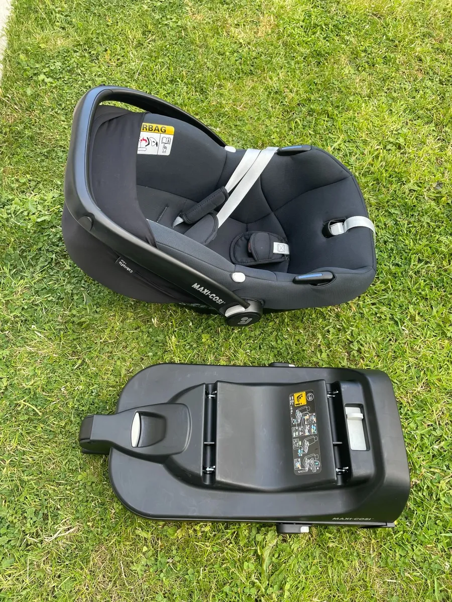 Maxi-Cosi CabrioFix i-Size Car Seat + ISOFIX Base - Image 3