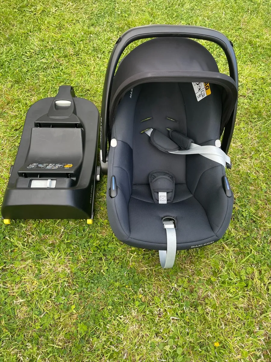 Maxi-Cosi CabrioFix i-Size Car Seat + ISOFIX Base - Image 1