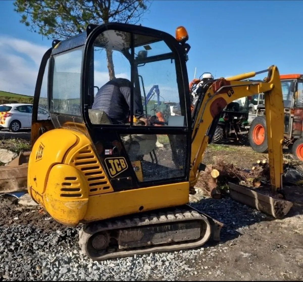 JCB mini digger 2000 hours - Image 1