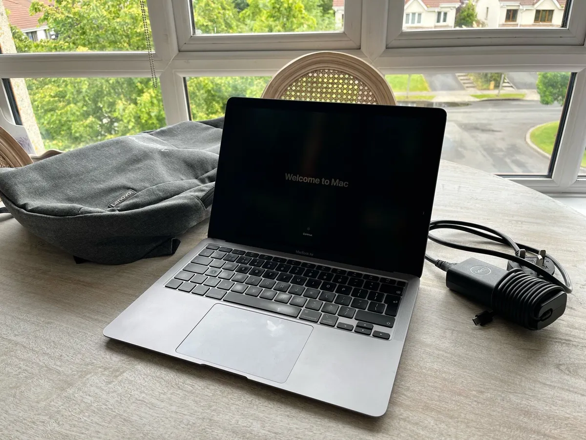 MacBook Air 13" 2020 Quad Core i7, very good cond. - Image 3