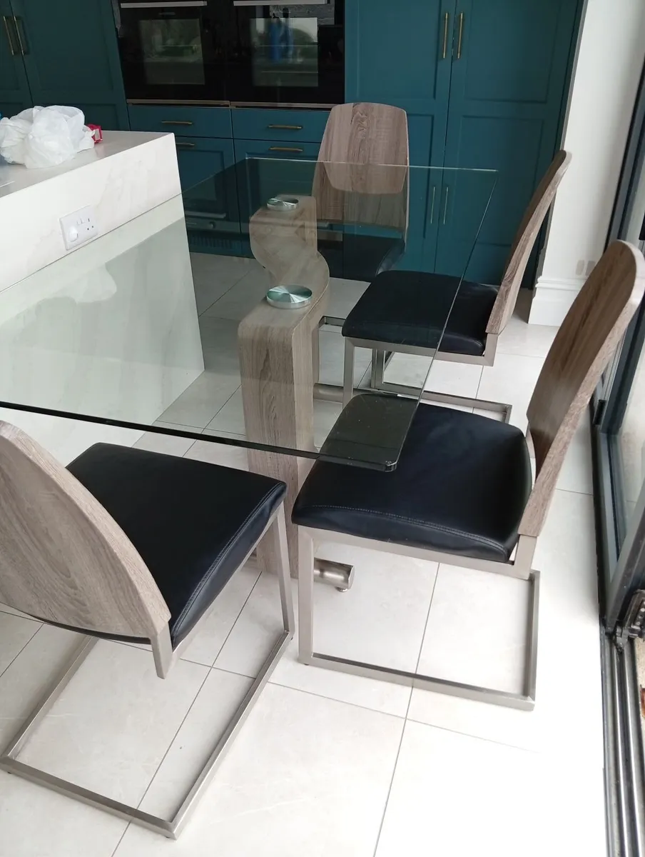 Table and 4 chairs - Image 1