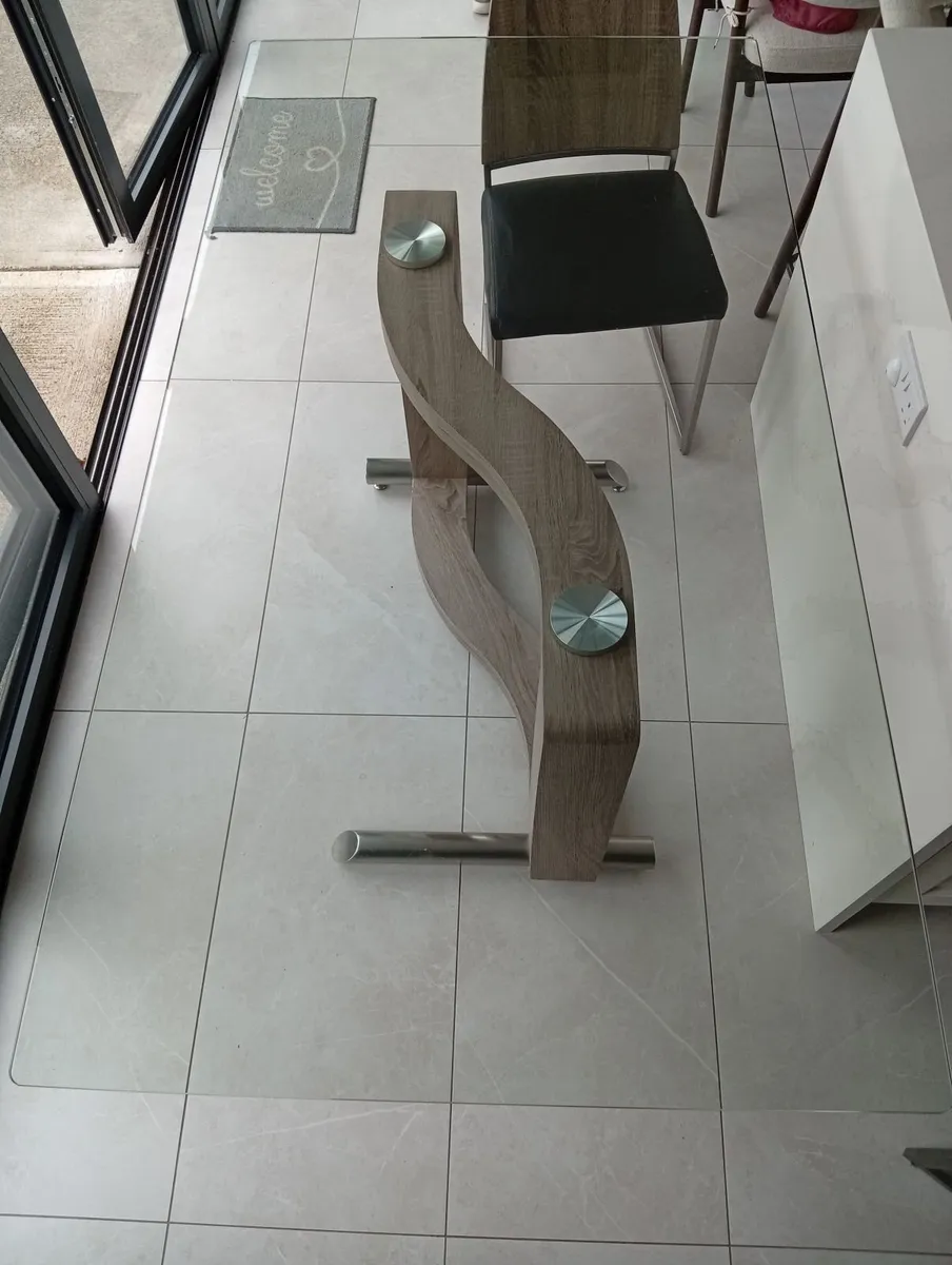 Table and 4 chairs - Image 2