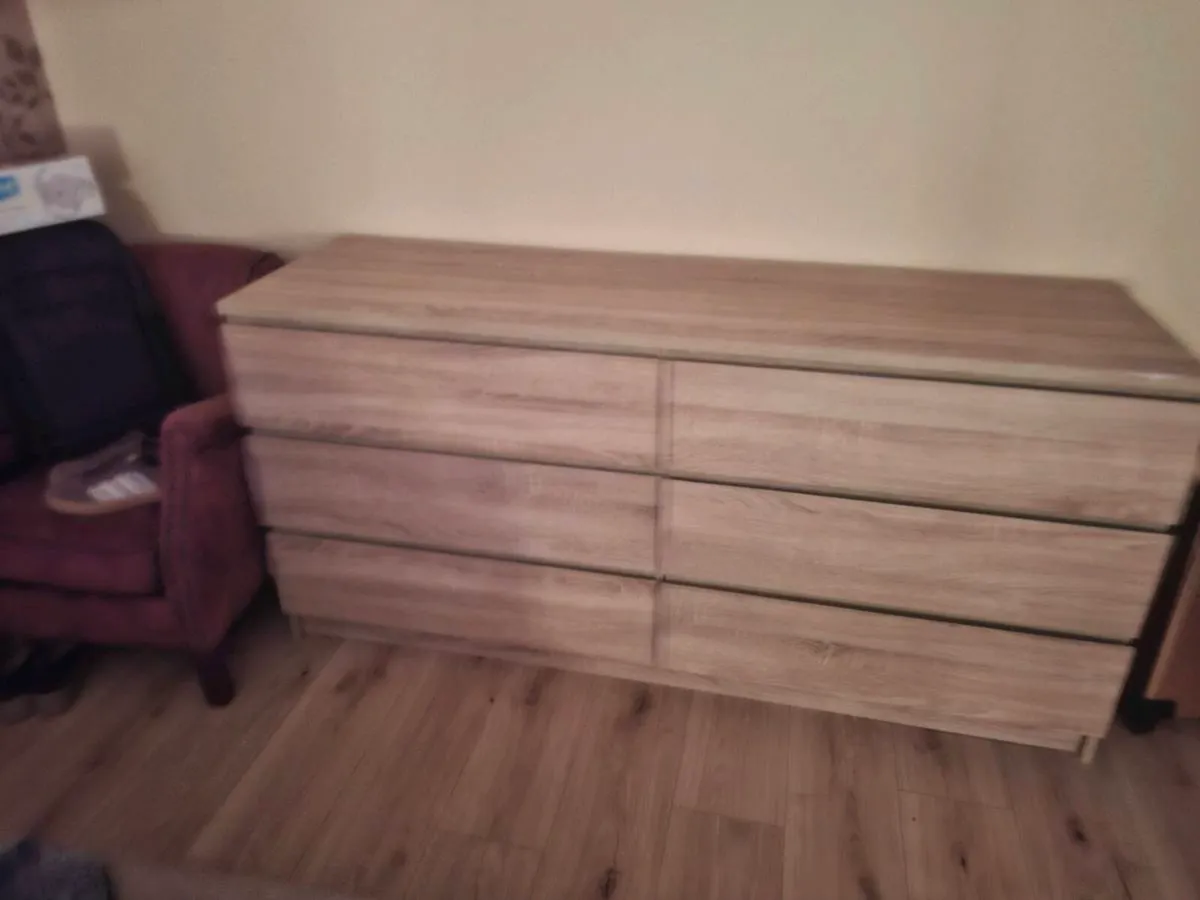 Chest of drawers