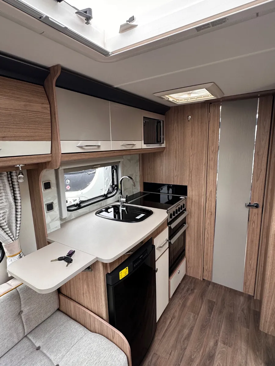 ✨STUNNING 2020 COACHMAN 545 VIP 4 BERTH✨ - Image 4