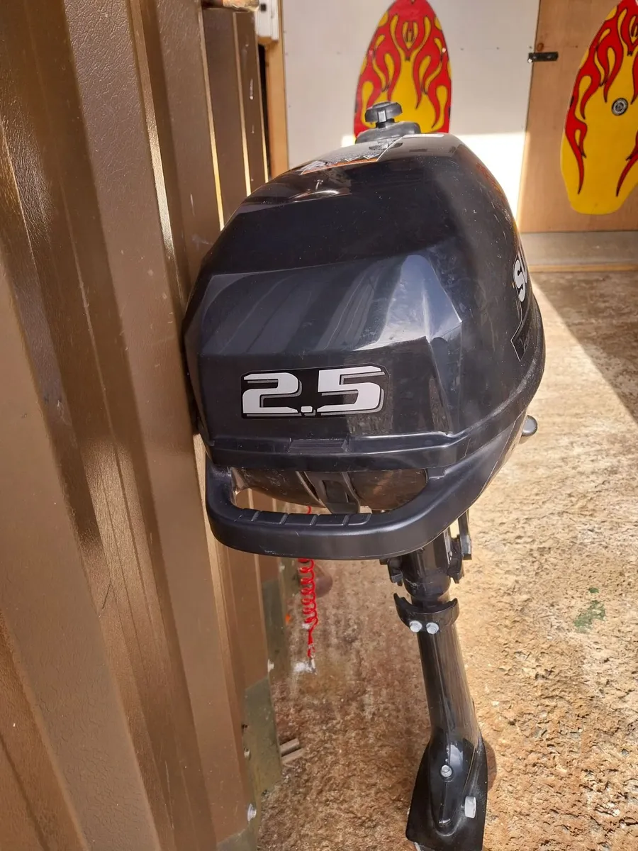 Suzuki DF 2.5hp outboard engine - Image 1