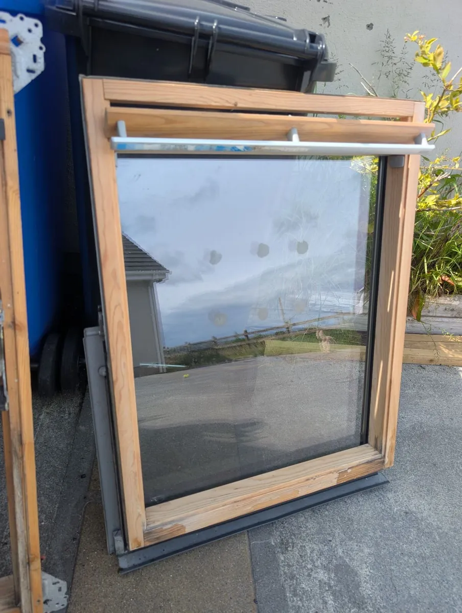 Velux window GGL M04 and blind - Image 1