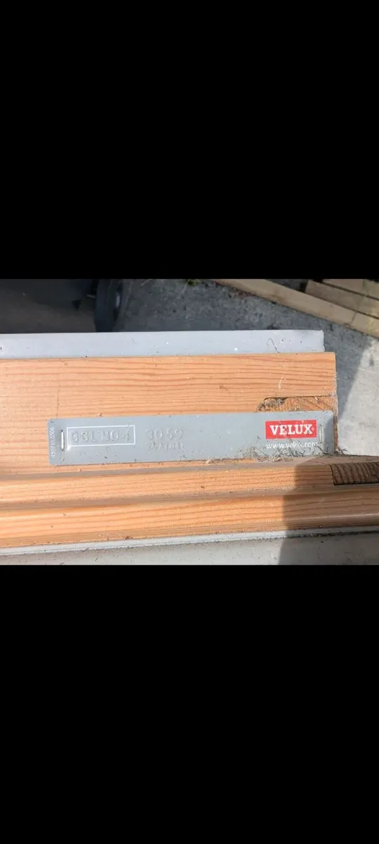 Velux window GGL M04 and blind - Image 3