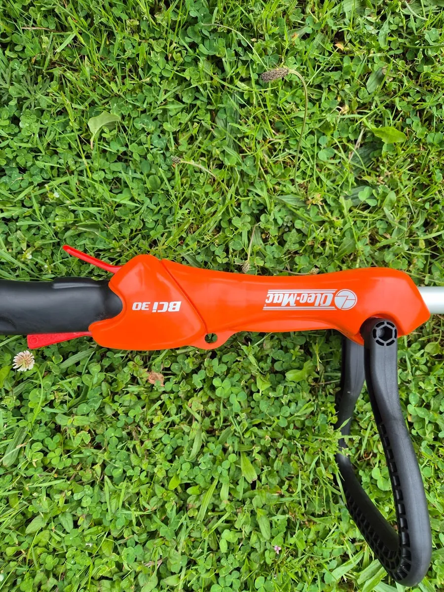Oleo-Mac BCi 30  battery power cordless strimmer - Image 2