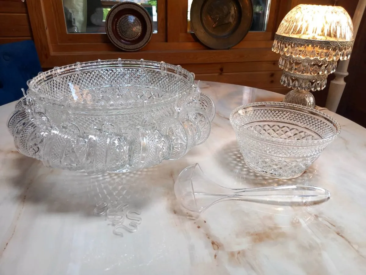 Fabulous v large punch bowl, 17 glasses, D18 - Image 1