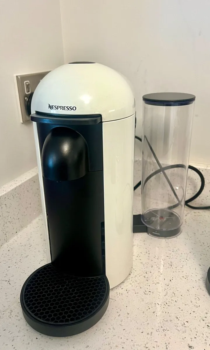 Nespresso Vertuo Plus Coffee Machine &milk frother - Image 2