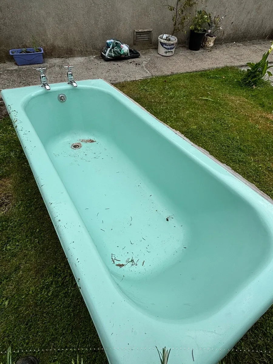 Cast iron retro bath and sink - Image 1