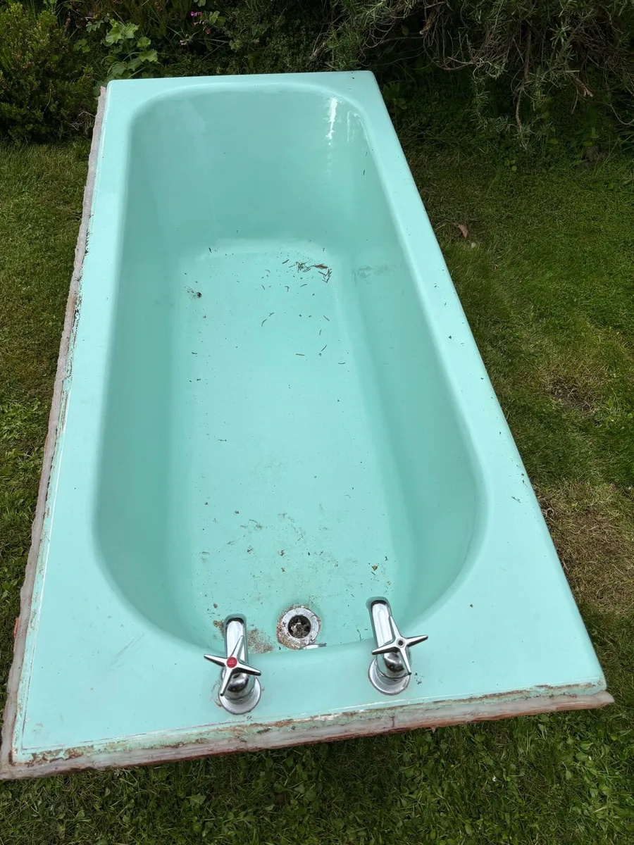 Cast iron retro bath and sink - Image 2