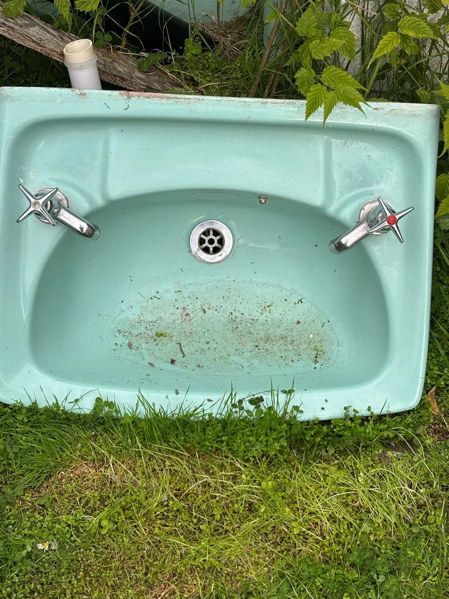 Cast iron retro bath and sink - Image 3