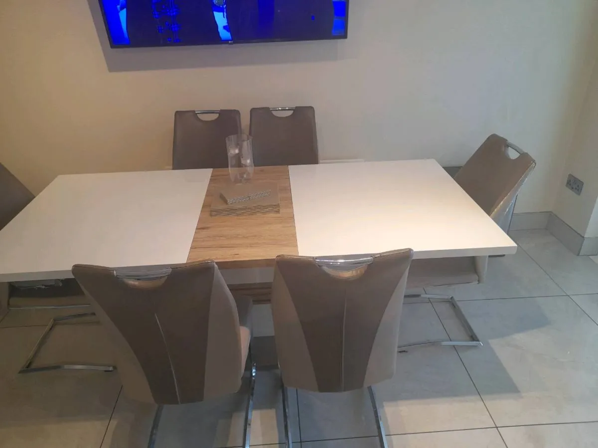 Dining room table and chairs - Image 1