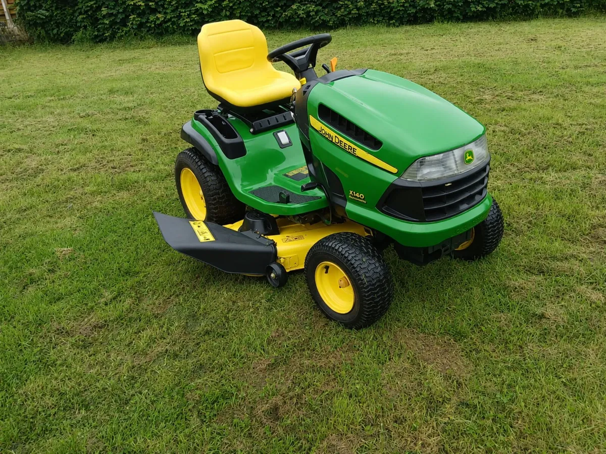 John deere ride on lawnmower - Image 1