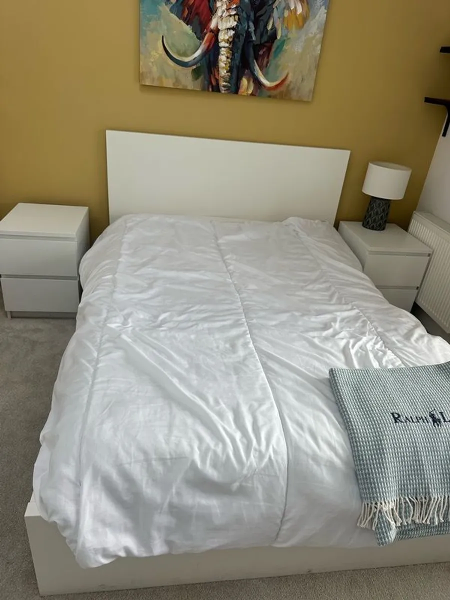 bed with 2 matching bedside lockers - Image 1
