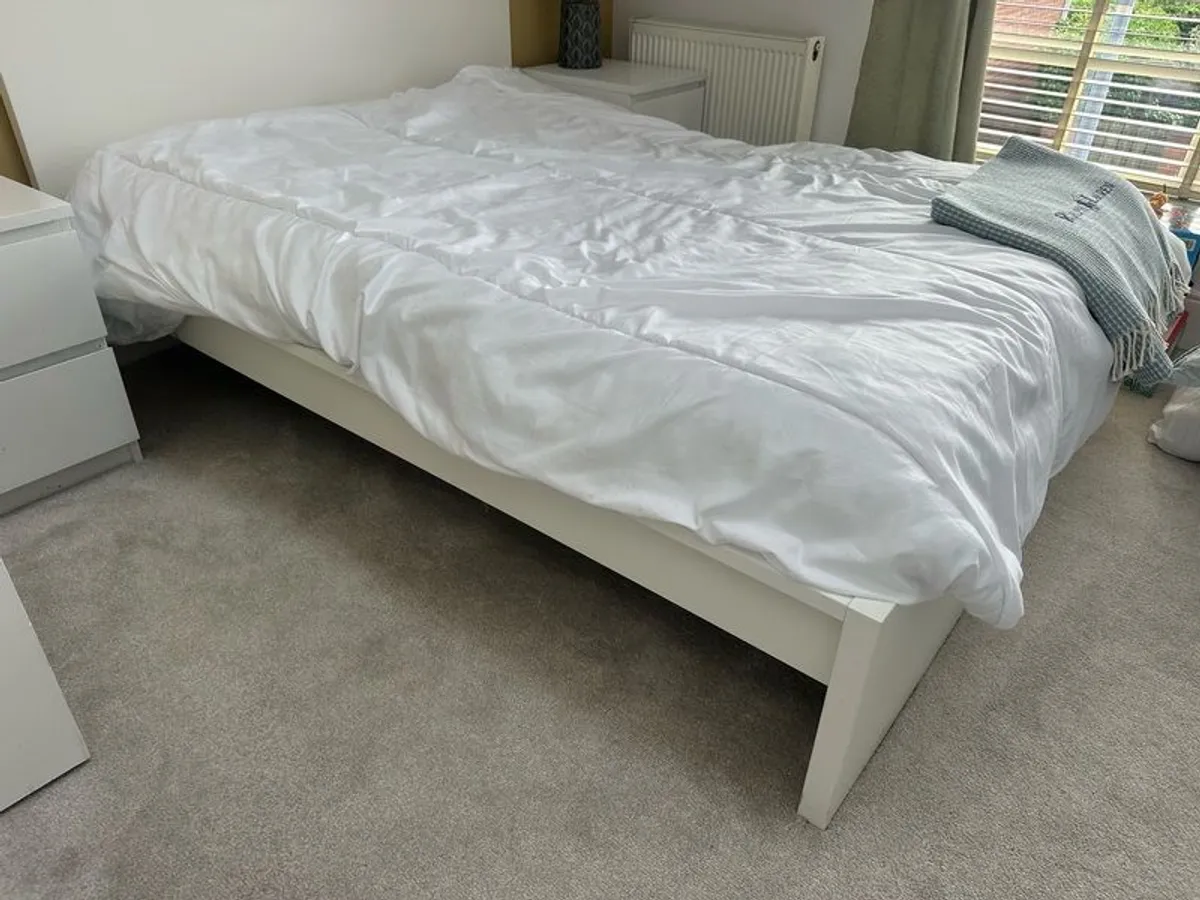 bed with 2 matching bedside lockers - Image 2