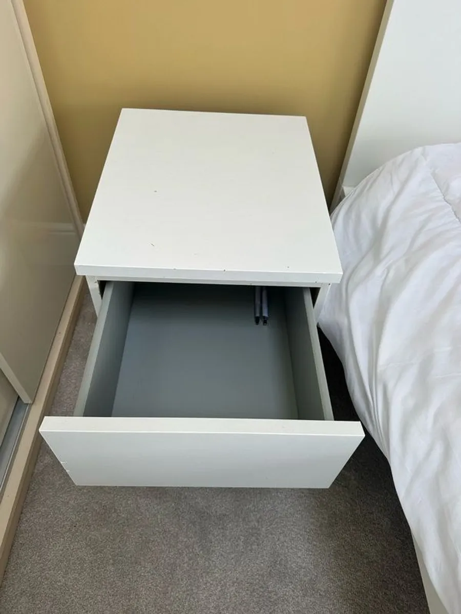 bed with 2 matching bedside lockers - Image 3