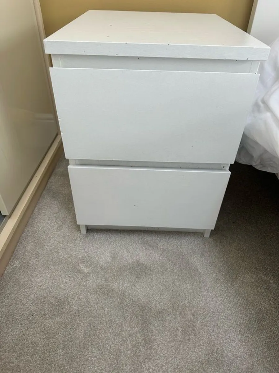 bed with 2 matching bedside lockers - Image 4