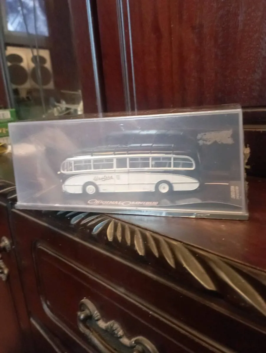 CORGI EXCLUSIVE FIRST EDITION  MODLE BUSES - Image 4