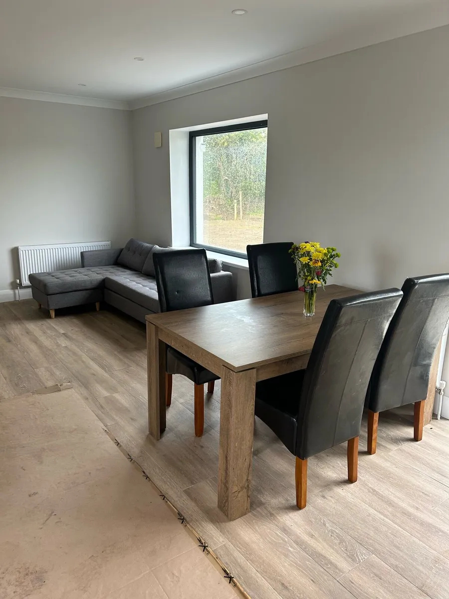 Table and chairs - Image 1