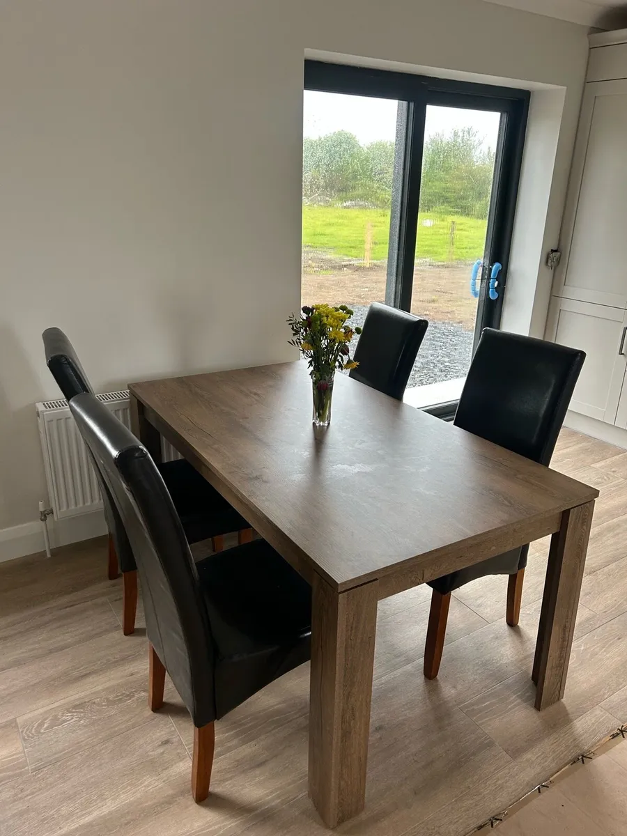 Table and chairs - Image 2
