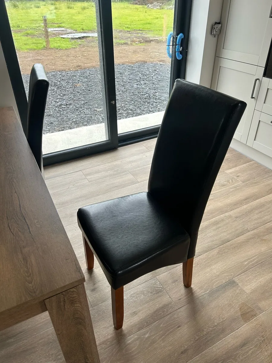 Table and chairs - Image 3