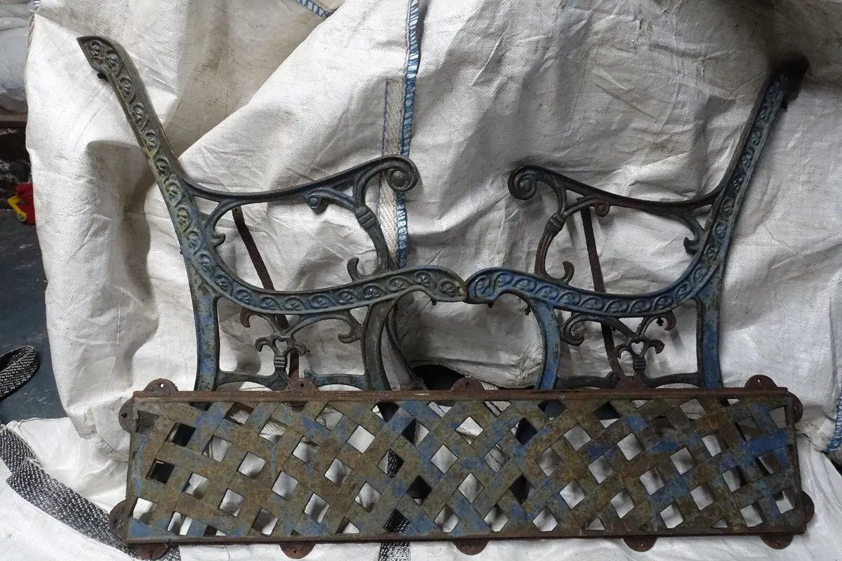 iron cast base for garden bench - Image 1