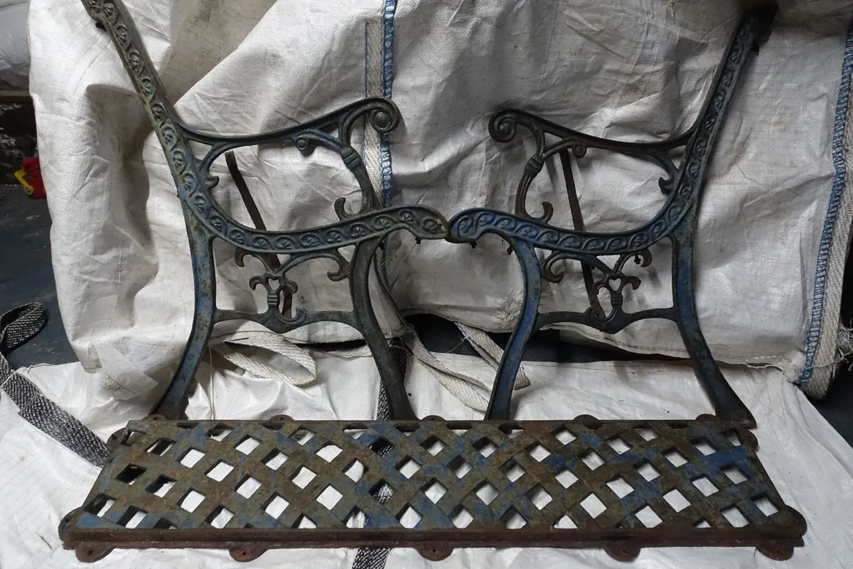 iron cast base for garden bench - Image 2