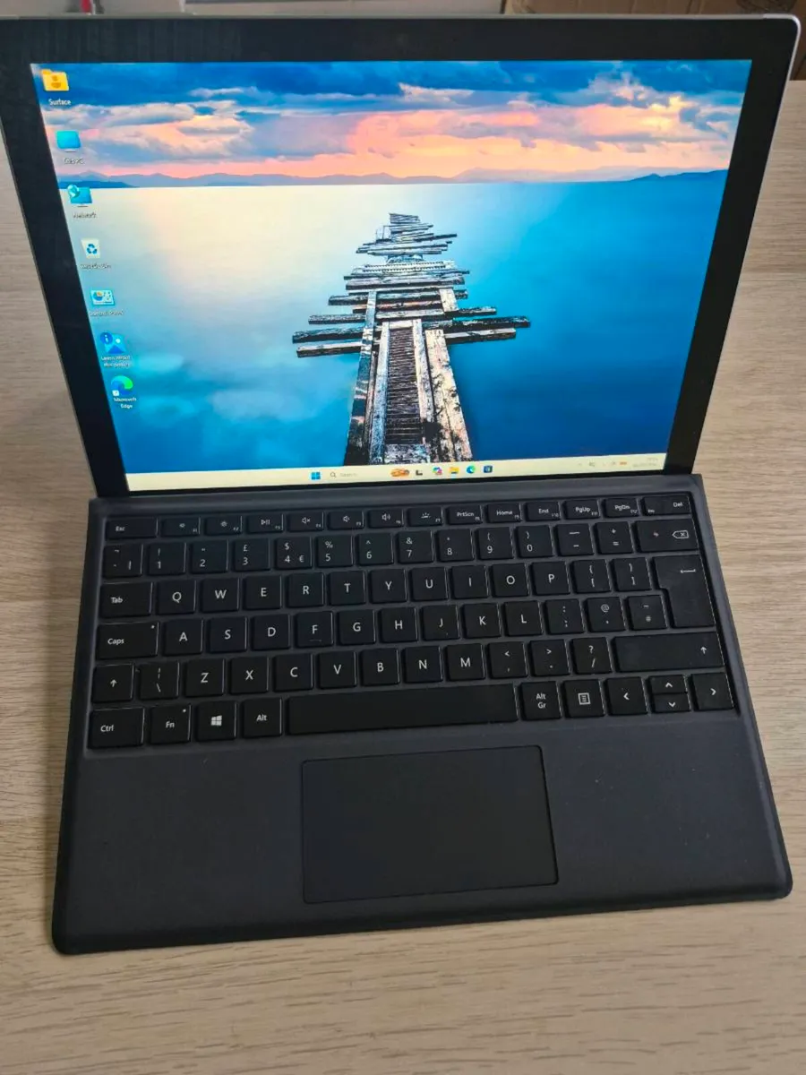 Surface Pro 2in 1,i5 7th gen,8gb,256 ssd,Win 11 - Image 1